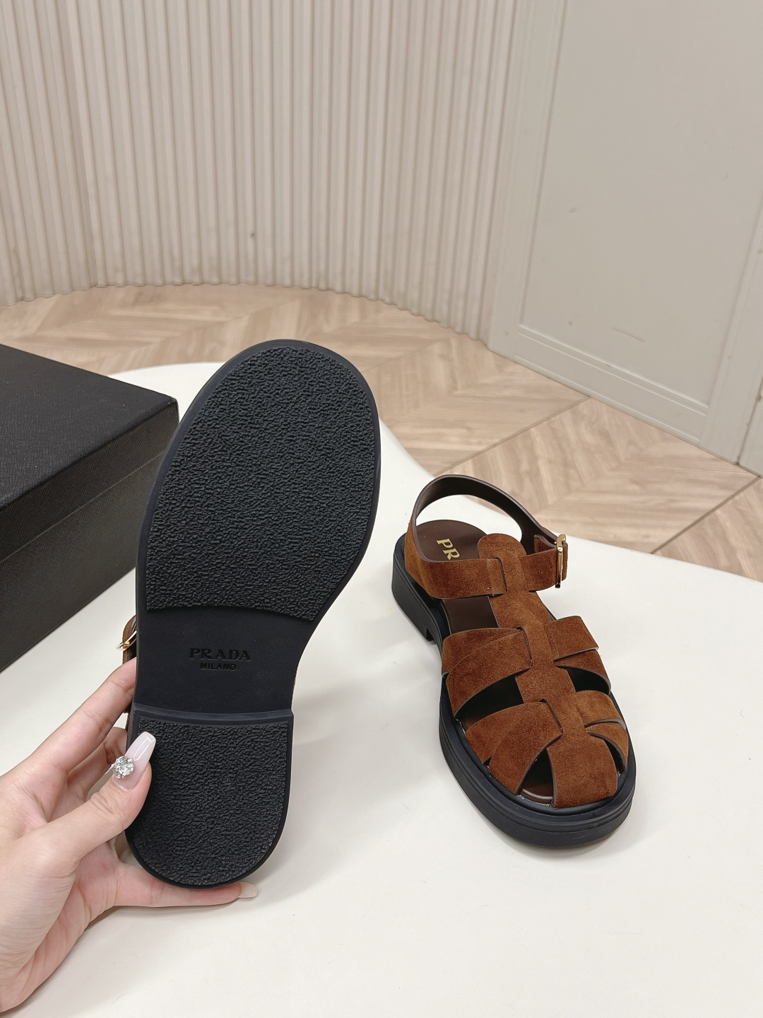Prada 普拉达2026春夏新款凉鞋系列 罗马厚底凉鞋 最新走秀款,经典升级 舒适度与时髦度并存 每个 Prada 普拉达2026春夏新款凉鞋系列 罗马厚底凉鞋 最新走秀款,经典升级 舒适度与时髦度并存 每个