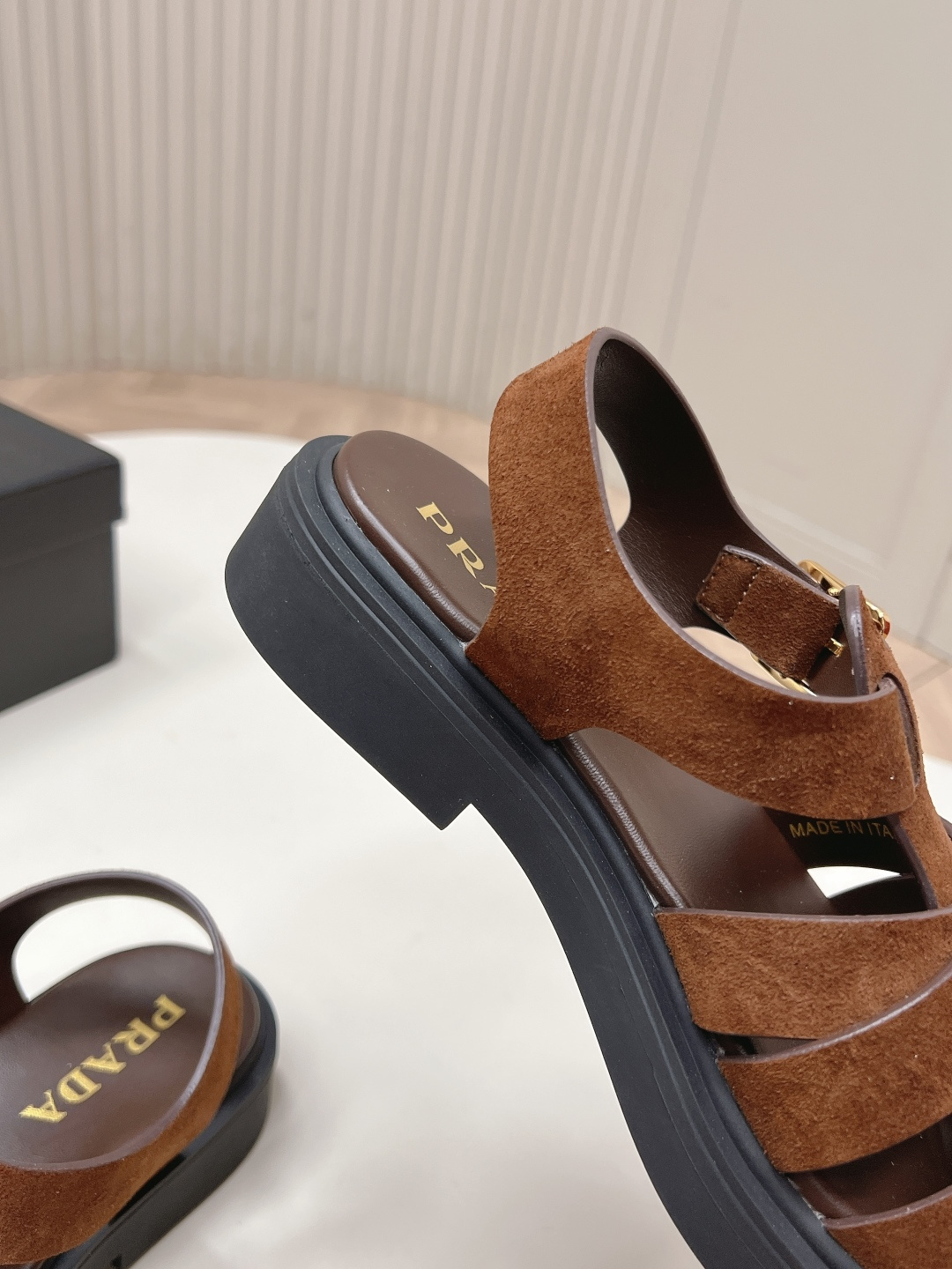 Prada 普拉达2026春夏新款凉鞋系列 罗马厚底凉鞋 最新走秀款,经典升级 舒适度与时髦度并存 每个 Prada 普拉达2026春夏新款凉鞋系列 罗马厚底凉鞋 最新走秀款,经典升级 舒适度与时髦度并存 每个