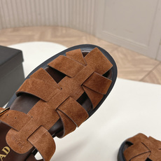 Prada 普拉达2026春夏新款凉鞋系列 罗马厚底凉鞋 最新走秀款,经典升级 舒适度与时髦度并存 每个 Prada 普拉达2026春夏新款凉鞋系列 罗马厚底凉鞋 最新走秀款,经典升级 舒适度与时髦度并存 每个