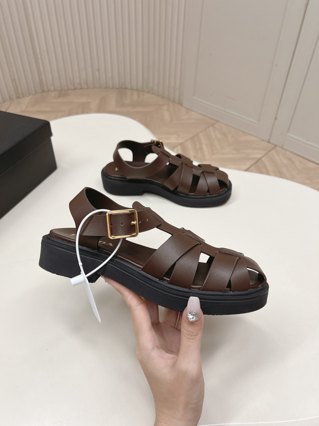 Prada 普拉达2026春夏新款凉鞋系列 罗马厚底凉鞋 最新走秀款,经典升级 舒适度与时髦度并存 每个 Prada 普拉达2026春夏新款凉鞋系列 罗马厚底凉鞋 最新走秀款,经典升级 舒适度与时髦度并存 每个
