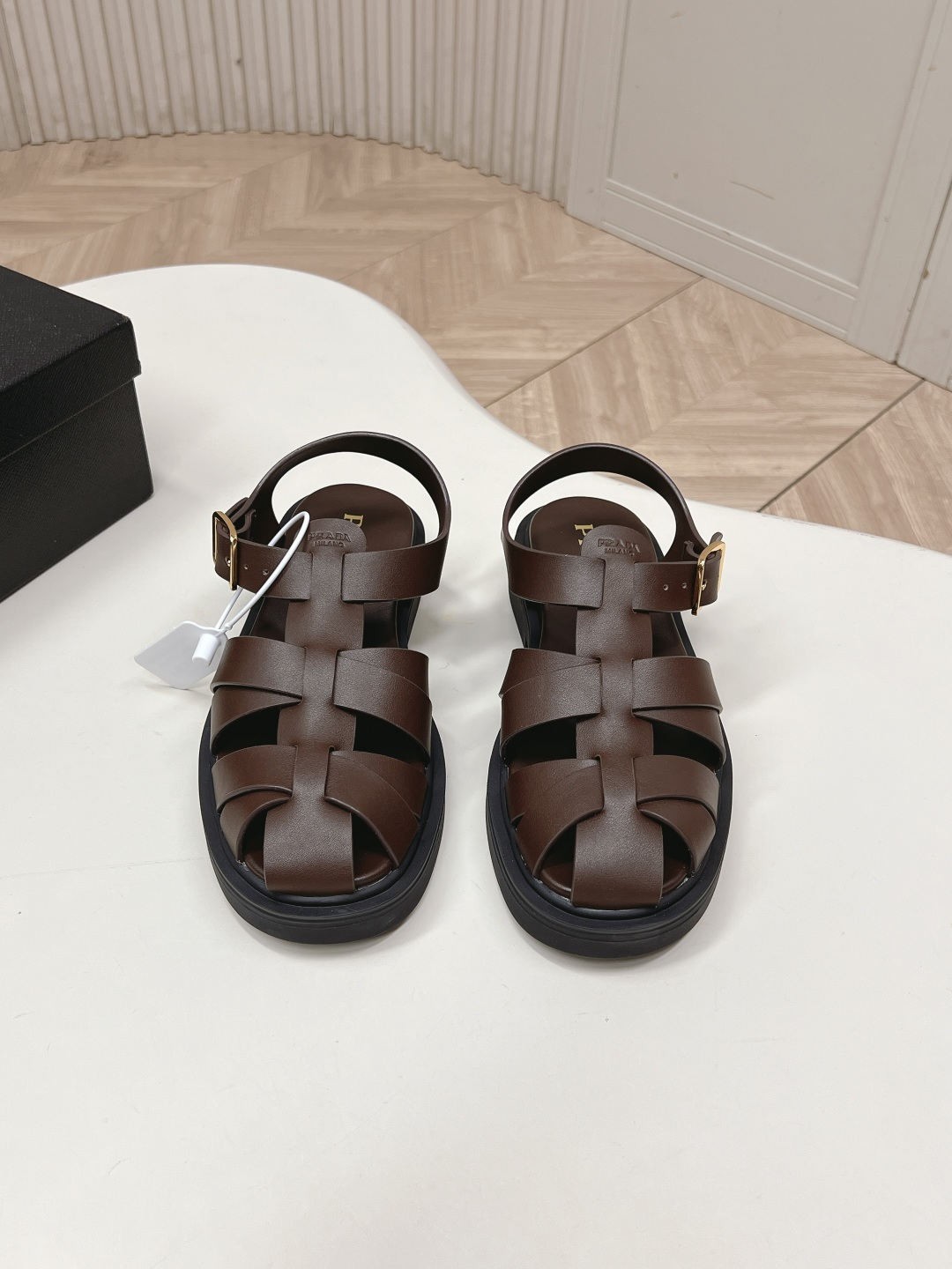 NO:875219,Out of Prada Prada 2026 spring and summer new sandal series Roman thick-soled sandals The latest catwalk style, classic upgrades, comfort and fashionability coexist. Every color combination looks good, and the design matches different style needs. Genuine leather washed outsole original military canvas fabric 1:1 open mold non-slip tooth sole Shoe size: 35-40, sandals, prada, prada, sandals19860909出  Prada 普拉达2026春夏新款凉鞋系列 罗马厚底凉鞋 最新走秀款,经典升级 舒适度与时髦度并存 每个颜色搭配都好看,设计搭配不同风格需求 真皮洗水工艺大底原版军工帆布面料1:1开模防滑牙齿底 鞋码: 35-40,凉鞋,prada,prada,sandals,Women's Shoes