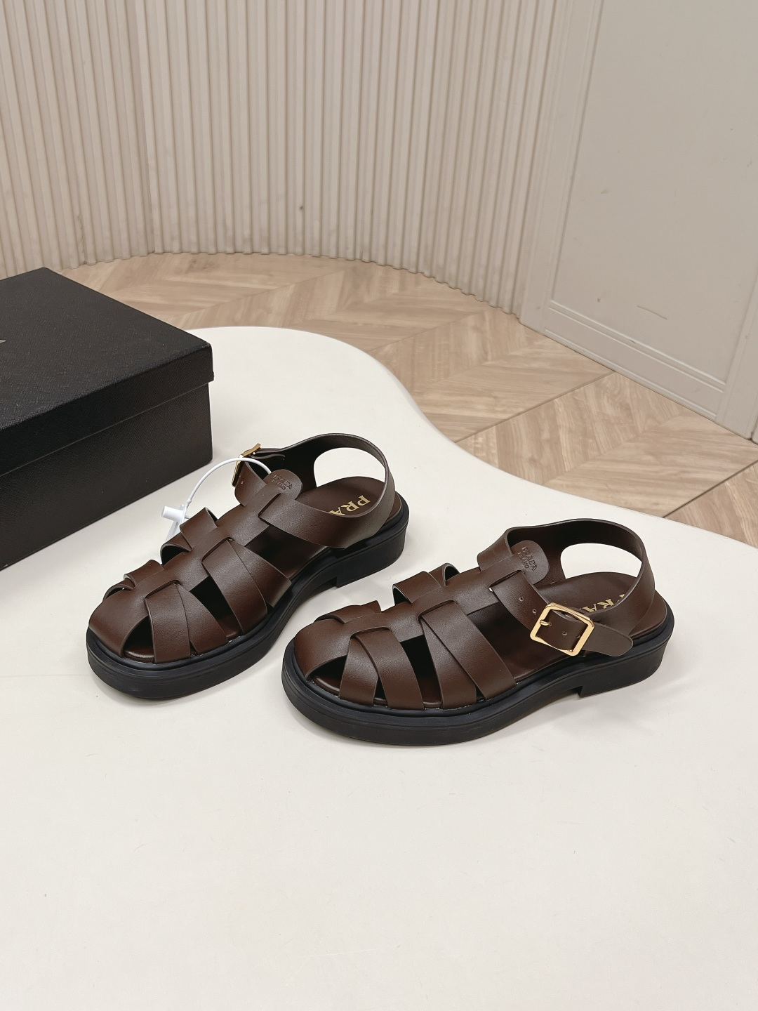 Prada 普拉达2026春夏新款凉鞋系列 罗马厚底凉鞋 最新走秀款,经典升级 舒适度与时髦度并存 每个 Prada 普拉达2026春夏新款凉鞋系列 罗马厚底凉鞋 最新走秀款,经典升级 舒适度与时髦度并存 每个