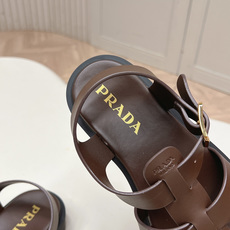 Prada 普拉达2026春夏新款凉鞋系列 罗马厚底凉鞋 最新走秀款,经典升级 舒适度与时髦度并存 每个 Prada 普拉达2026春夏新款凉鞋系列 罗马厚底凉鞋 最新走秀款,经典升级 舒适度与时髦度并存 每个