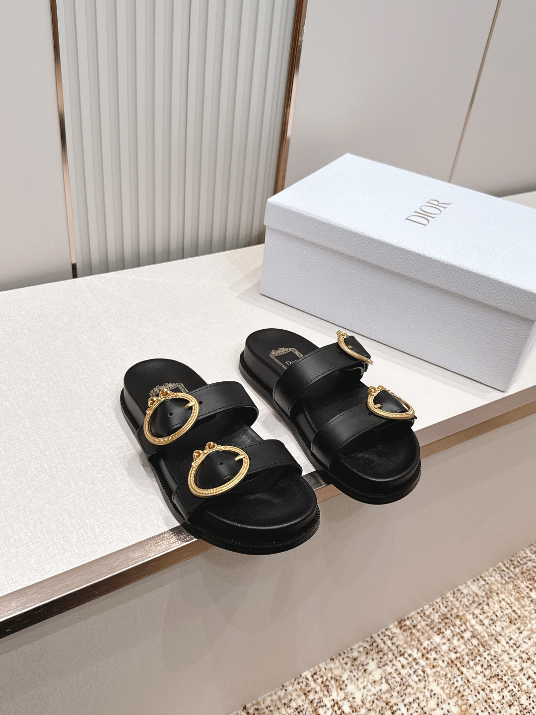 Dior Dior迪奥2026 最新皮带扣凉鞋拖鞋系列 最新模具五金 超耐看超百搭款 上脚非常舒适 显瘦又显白 鞋面 定制鞋面