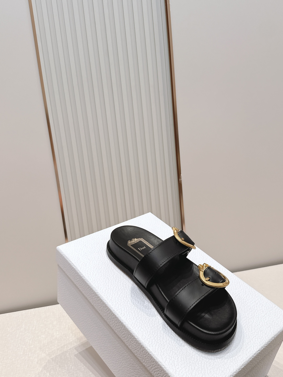 Dior Dior迪奥2026 最新皮带扣凉鞋拖鞋系列 最新模具五金 超耐看超百搭款 上脚非常舒适 显瘦又显白 鞋面 定制鞋面