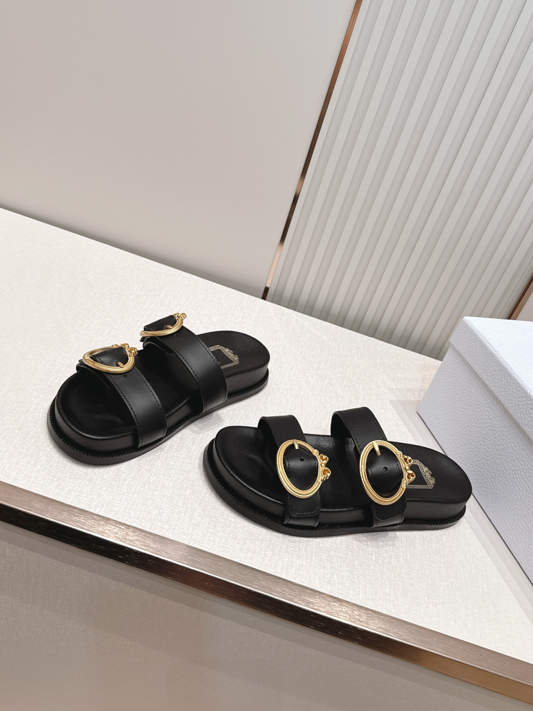 Dior Dior迪奥2026 最新皮带扣凉鞋拖鞋系列 最新模具五金 超耐看超百搭款 上脚非常舒适 显瘦又显白 鞋面 定制鞋面