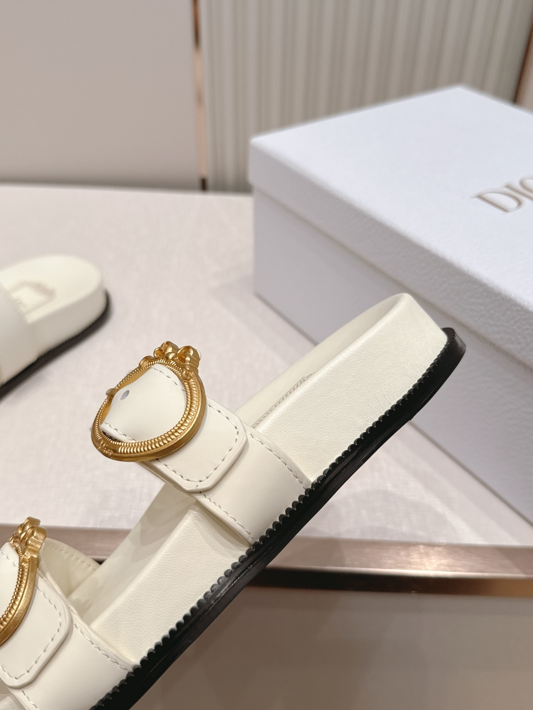 Dior Dior迪奥2026 最新皮带扣凉鞋拖鞋系列 最新模具五金 超耐看超百搭款 上脚非常舒适 显瘦又显白 鞋面 定制鞋面