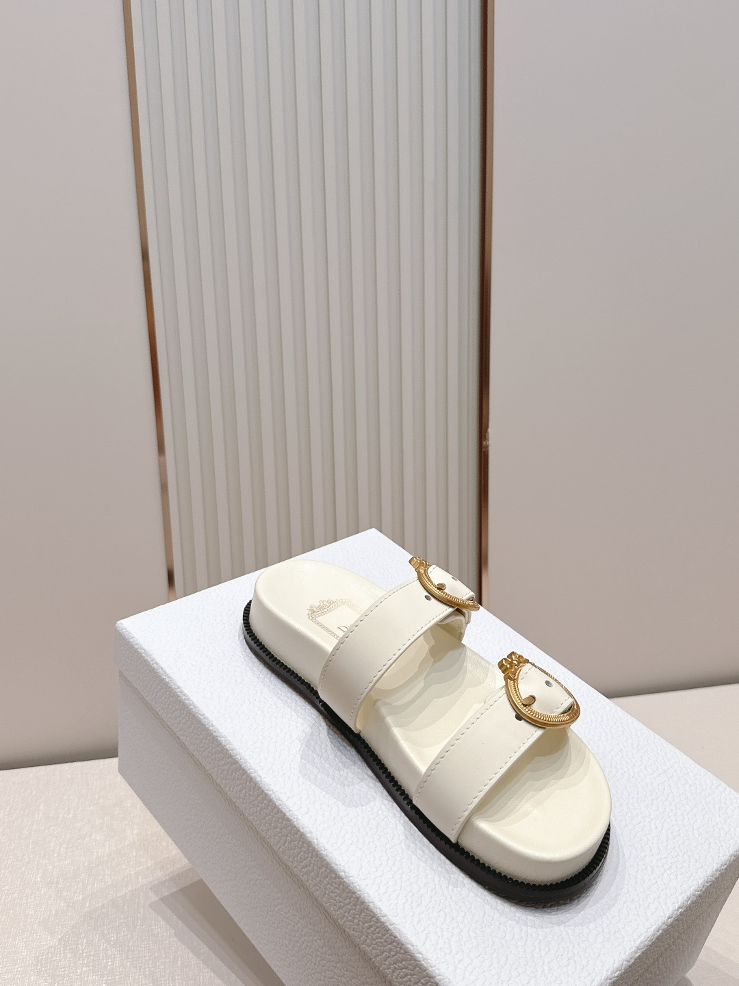 Dior Dior迪奥2026 最新皮带扣凉鞋拖鞋系列 最新模具五金 超耐看超百搭款 上脚非常舒适 显瘦又显白 鞋面 定制鞋面