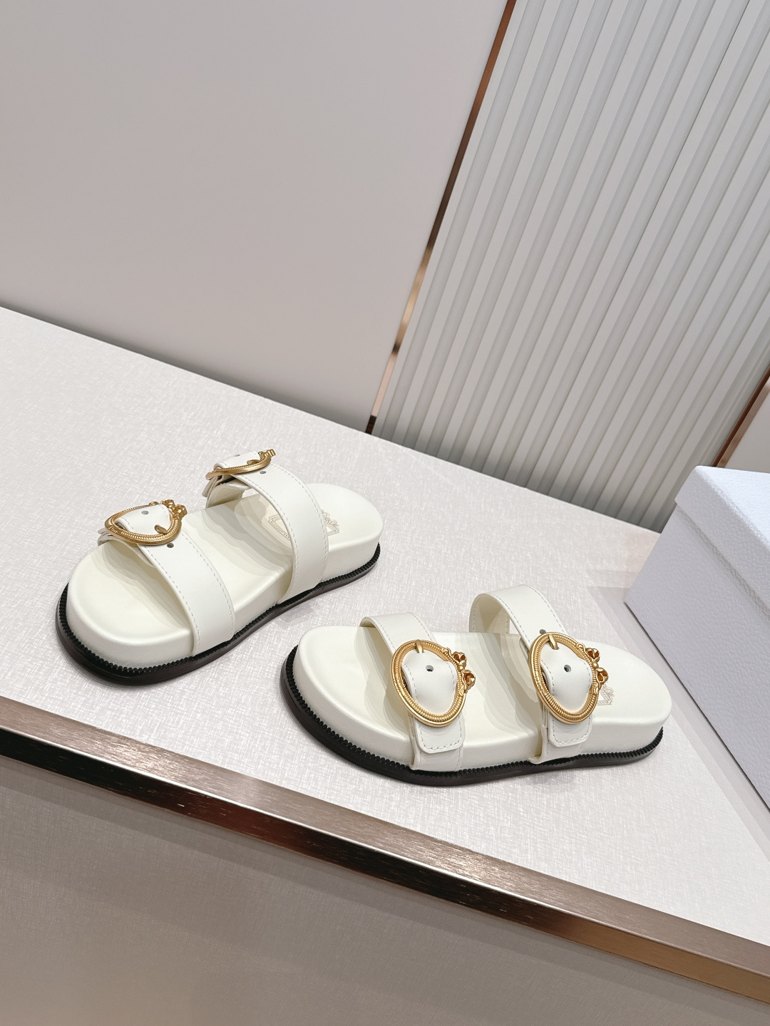 Dior Dior迪奥2026 最新皮带扣凉鞋拖鞋系列 最新模具五金 超耐看超百搭款 上脚非常舒适 显瘦又显白 鞋面 定制鞋面