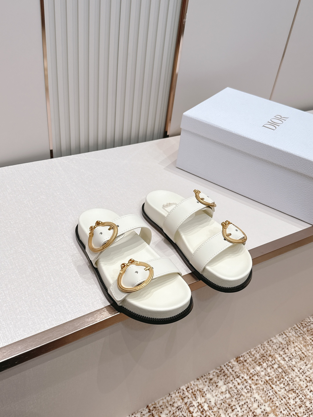 Dior Dior迪奥2026 最新皮带扣凉鞋拖鞋系列 最新模具五金 超耐看超百搭款 上脚非常舒适 显瘦又显白 鞋面 定制鞋面