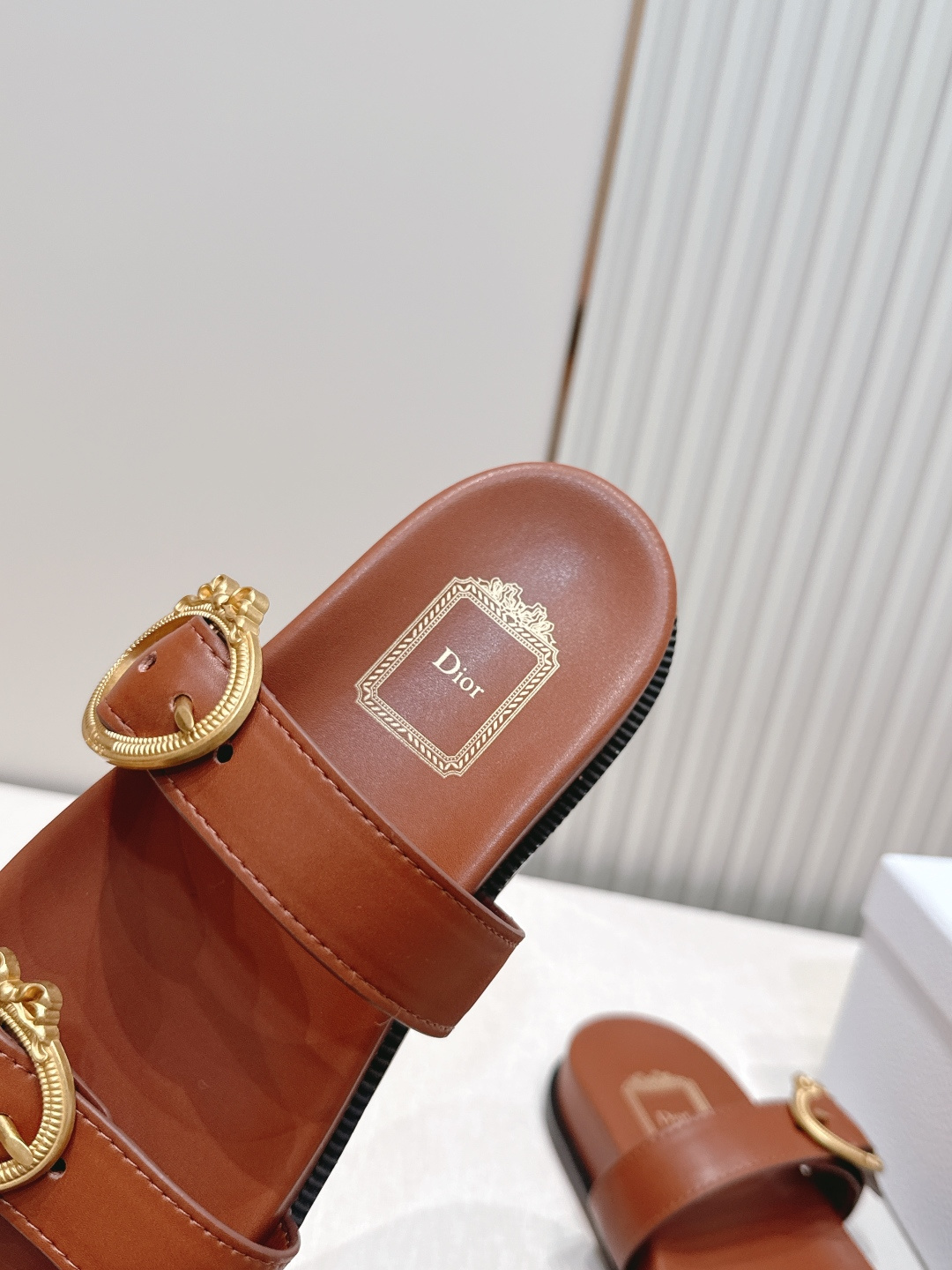 Dior Dior迪奥2026 最新皮带扣凉鞋拖鞋系列 最新模具五金 超耐看超百搭款 上脚非常舒适 显瘦又显白 鞋面 定制鞋面