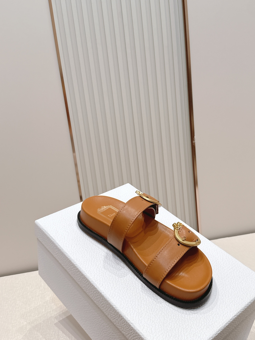 Dior Dior迪奥2026 最新皮带扣凉鞋拖鞋系列 最新模具五金 超耐看超百搭款 上脚非常舒适 显瘦又显白 鞋面 定制鞋面