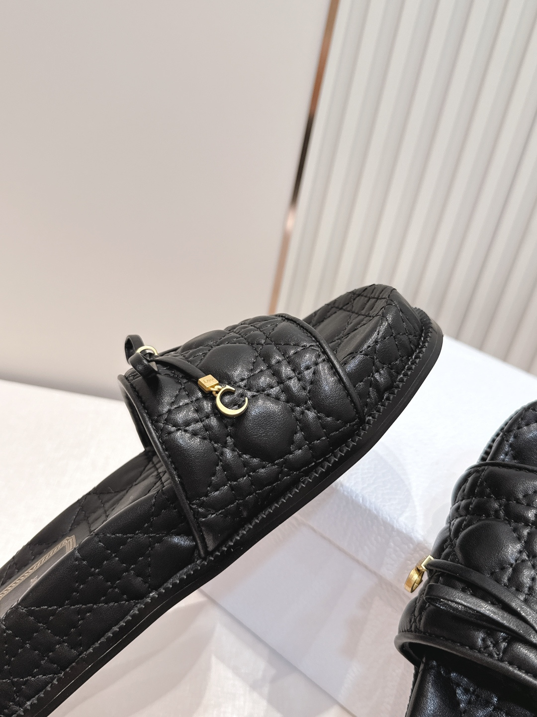 Dior Dior迪奥2026 最新拖鞋系列 D家 刺绣菱格 超耐看超百搭款 上脚非常舒适 显瘦又显白 鞋面 定制鞋面