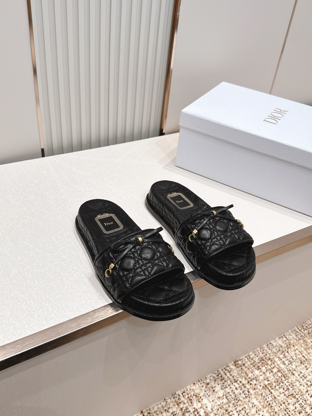 Dior Dior迪奥2026 最新拖鞋系列 D家 刺绣菱格 超耐看超百搭款 上脚非常舒适 显瘦又显白 鞋面 定制鞋面