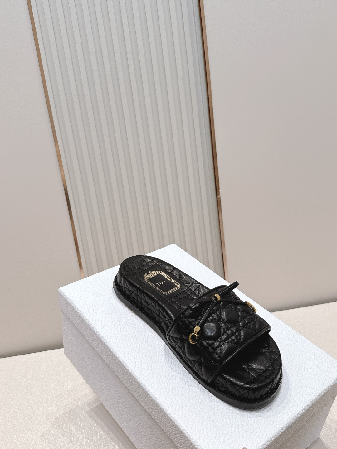Dior Dior迪奥2026 最新拖鞋系列 D家 刺绣菱格 超耐看超百搭款 上脚非常舒适 显瘦又显白 鞋面 定制鞋面