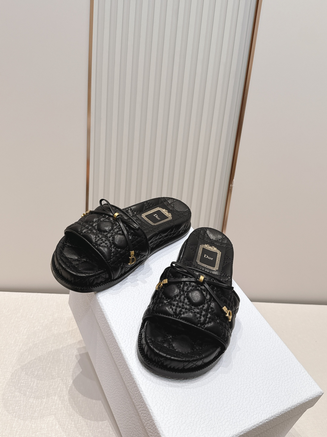 Dior Dior迪奥2026 最新拖鞋系列 D家 刺绣菱格 超耐看超百搭款 上脚非常舒适 显瘦又显白 鞋面 定制鞋面
