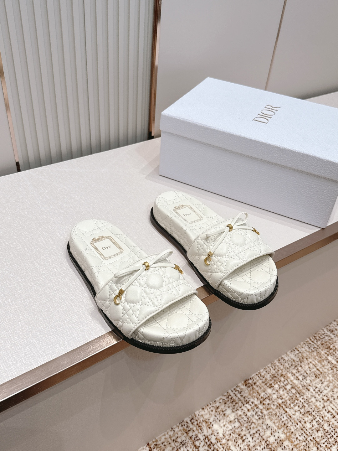 Dior Dior迪奥2026 最新拖鞋系列 D家 刺绣菱格 超耐看超百搭款 上脚非常舒适 显瘦又显白 鞋面 定制鞋面