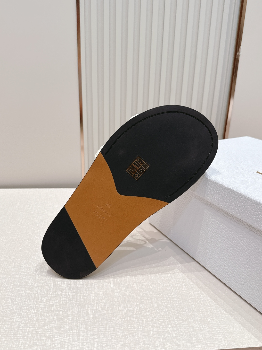 Dior Dior迪奥2026 最新拖鞋系列 D家 刺绣菱格 超耐看超百搭款 上脚非常舒适 显瘦又显白 鞋面 定制鞋面