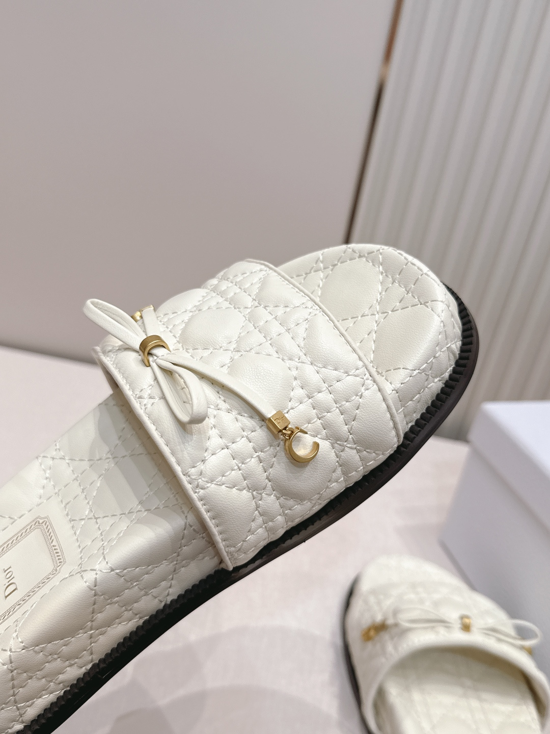 Dior Dior迪奥2026 最新拖鞋系列 D家 刺绣菱格 超耐看超百搭款 上脚非常舒适 显瘦又显白 鞋面 定制鞋面