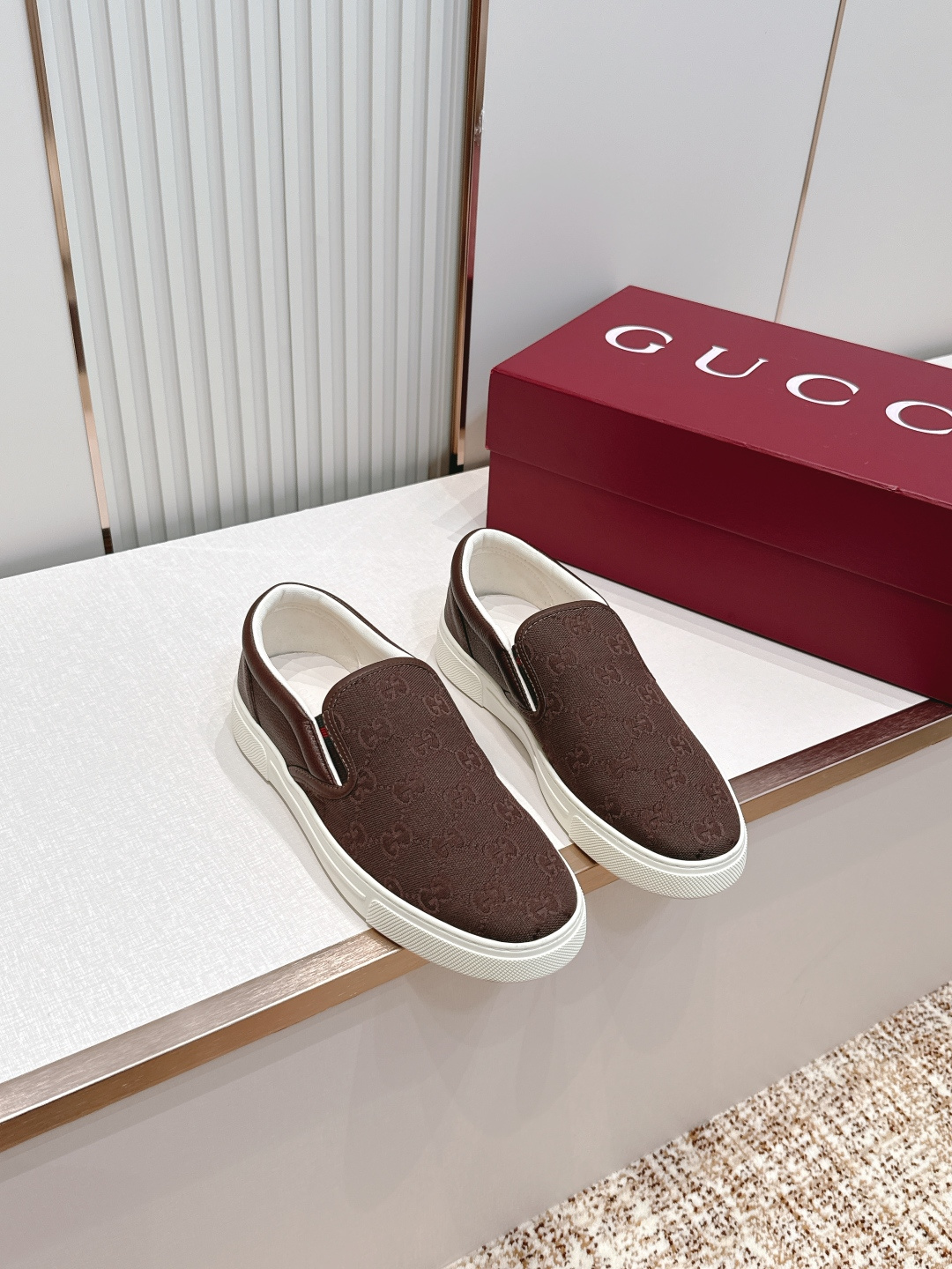NO:814663,Out GUCCI·Gucci 2026ss men's size new G family Ace series bee white shoes skateboard shoes casual loafers top version original purchase development and production  Since the advent of Gucci, the Ace series of Gucci sneakers have continued the brand narrative and become the flagship product with ingenuity. This new series of Gucci's second-generation white shoes presents a characteristic low-top design with unique details, reinterpreting the sneaker silhouette. The lace fixation is decorated with an 'ACE' metal label, and the thickened structure exquisitely shapes the stiff shoe shape. Gucci's classic red and green striped webbing makes the entire design even more charming!  Fabric: original imported fabric, original customized soft sheepskin lining, original exclusive molded TPU anti-slip outsole, sole thickness about 3cm, size male 39-44, loafers, gucci, gucci, gucci, loafers, sneakers, sheepskin19860909出 GUCCI·古驰 2026ss男码新款 G家Ace系列蜜蜂小白鞋滑板鞋休闲乐福鞋 顶级版本原版购入开发做货 古驰自问世以来,G家Ace系列运动鞋延续品牌叙事,匠心成就主打单品.这款古驰二代小白鞋,全新系列呈现特色低帮设计,搭配别致细节,焕新诠释运动鞋版型.系带固定处饰以“ACE”金属标牌,加厚构造精致塑就挺括鞋型.Gucci经典红绿条纹织带令整款设计更添魅力 ！ 面料原版进口布料 内里原版定制柔软羊皮 鞋底原版独家开模TPU防滑大底 底厚约3cm 码数男39-44,乐福鞋,gucci,gucci,gucci,loafers,sneakers,sheepskin,Women's Shoes
