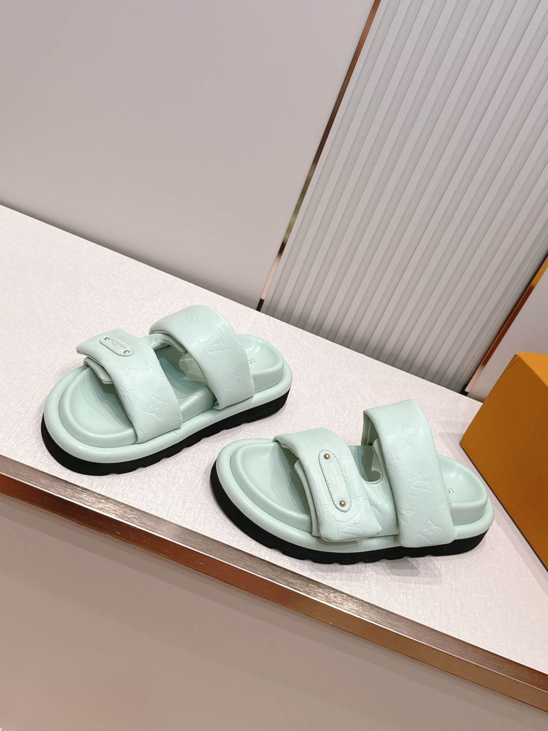 皮面  男加10LV路易威登 情侣款 POOL PILLOW COMFORT 魔术贴 丹宁牛仔布 棋盘格