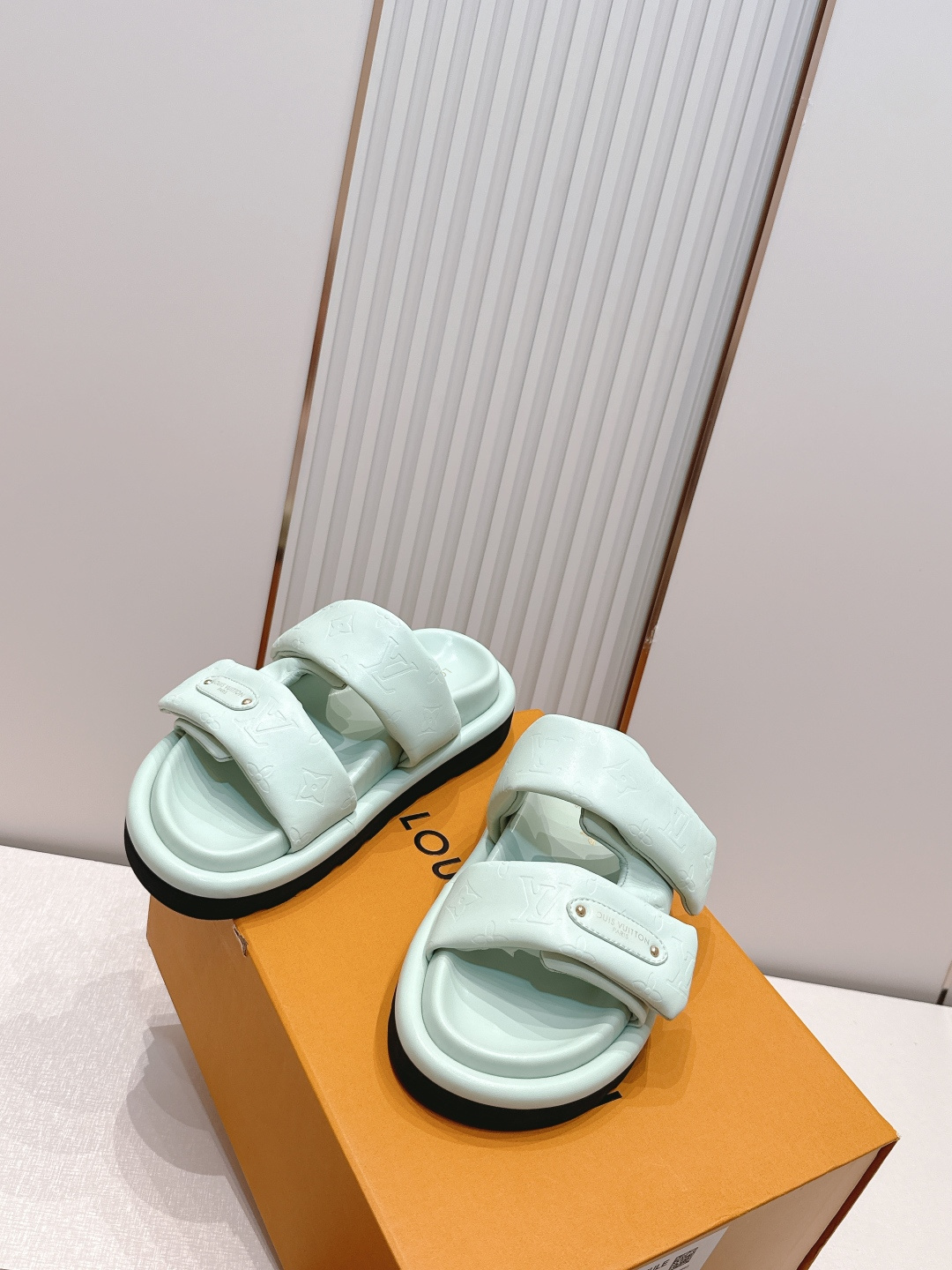 皮面  男加10LV路易威登 情侣款 POOL PILLOW COMFORT 魔术贴 丹宁牛仔布 棋盘格