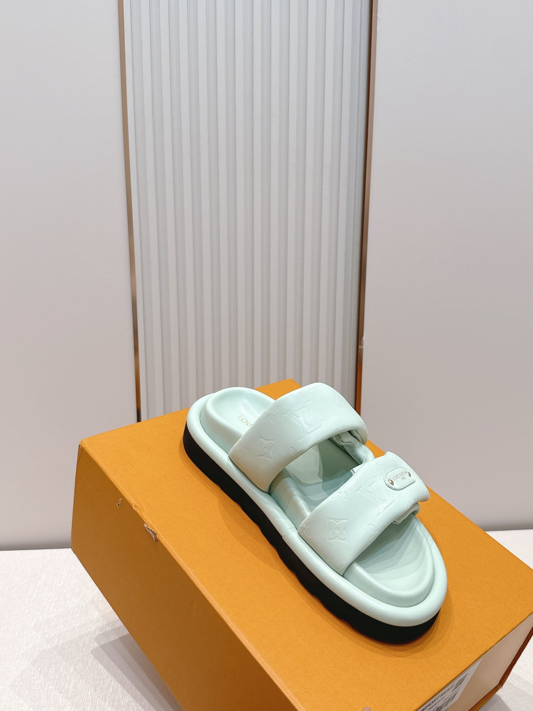 皮面  男加10LV路易威登 情侣款 POOL PILLOW COMFORT 魔术贴 丹宁牛仔布 棋盘格