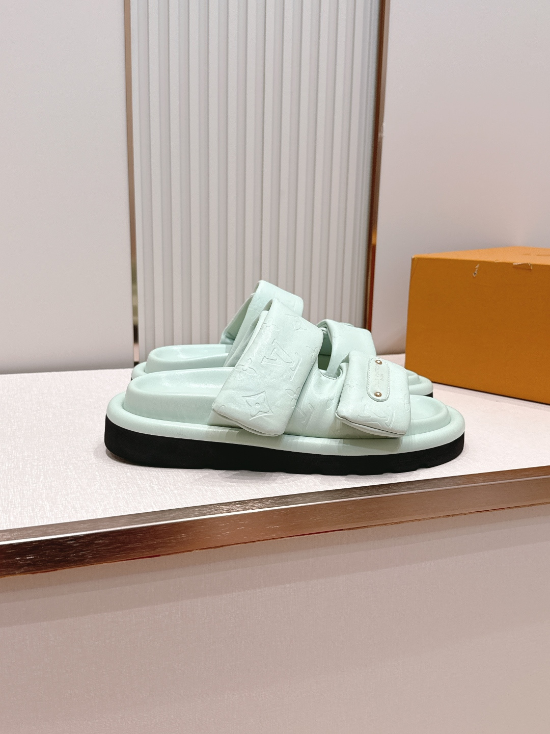皮面  男加10LV路易威登 情侣款 POOL PILLOW COMFORT 魔术贴 丹宁牛仔布 棋盘格