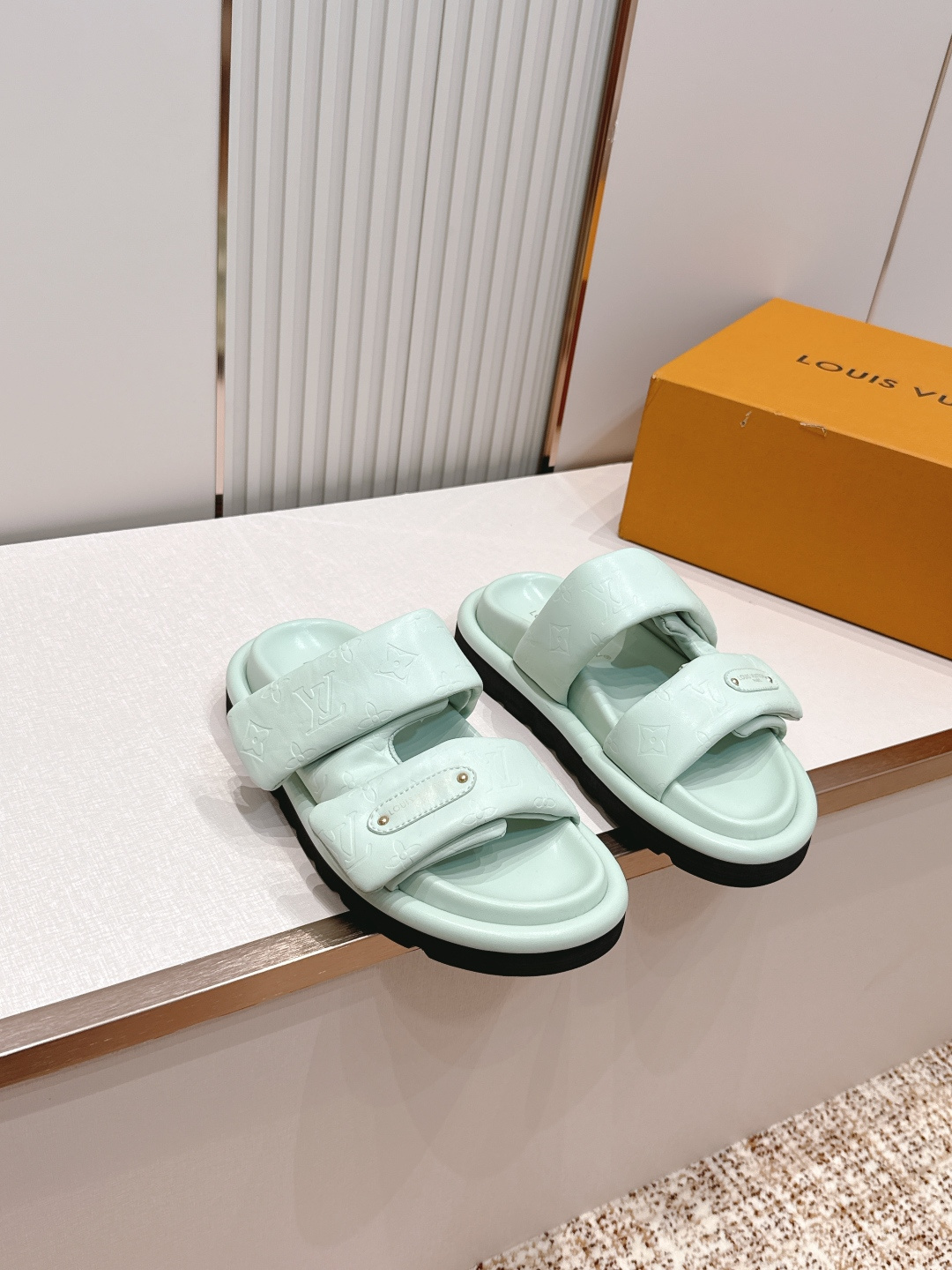 皮面  男加10LV路易威登 情侣款 POOL PILLOW COMFORT 魔术贴 丹宁牛仔布 棋盘格