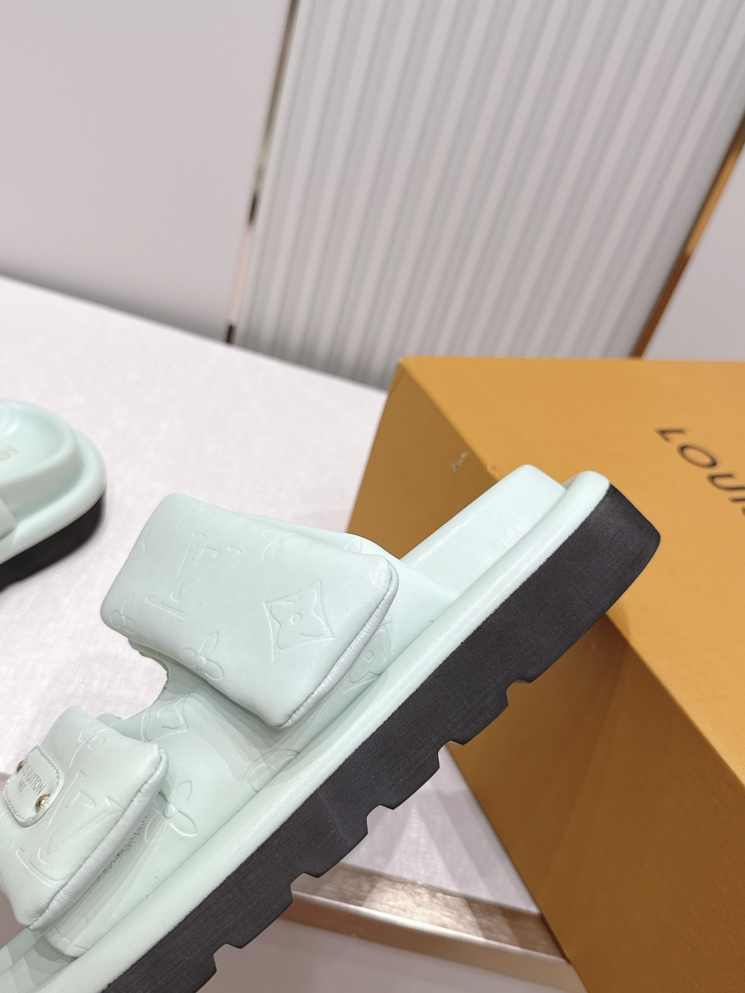 皮面  男加10LV路易威登 情侣款 POOL PILLOW COMFORT 魔术贴 丹宁牛仔布 棋盘格