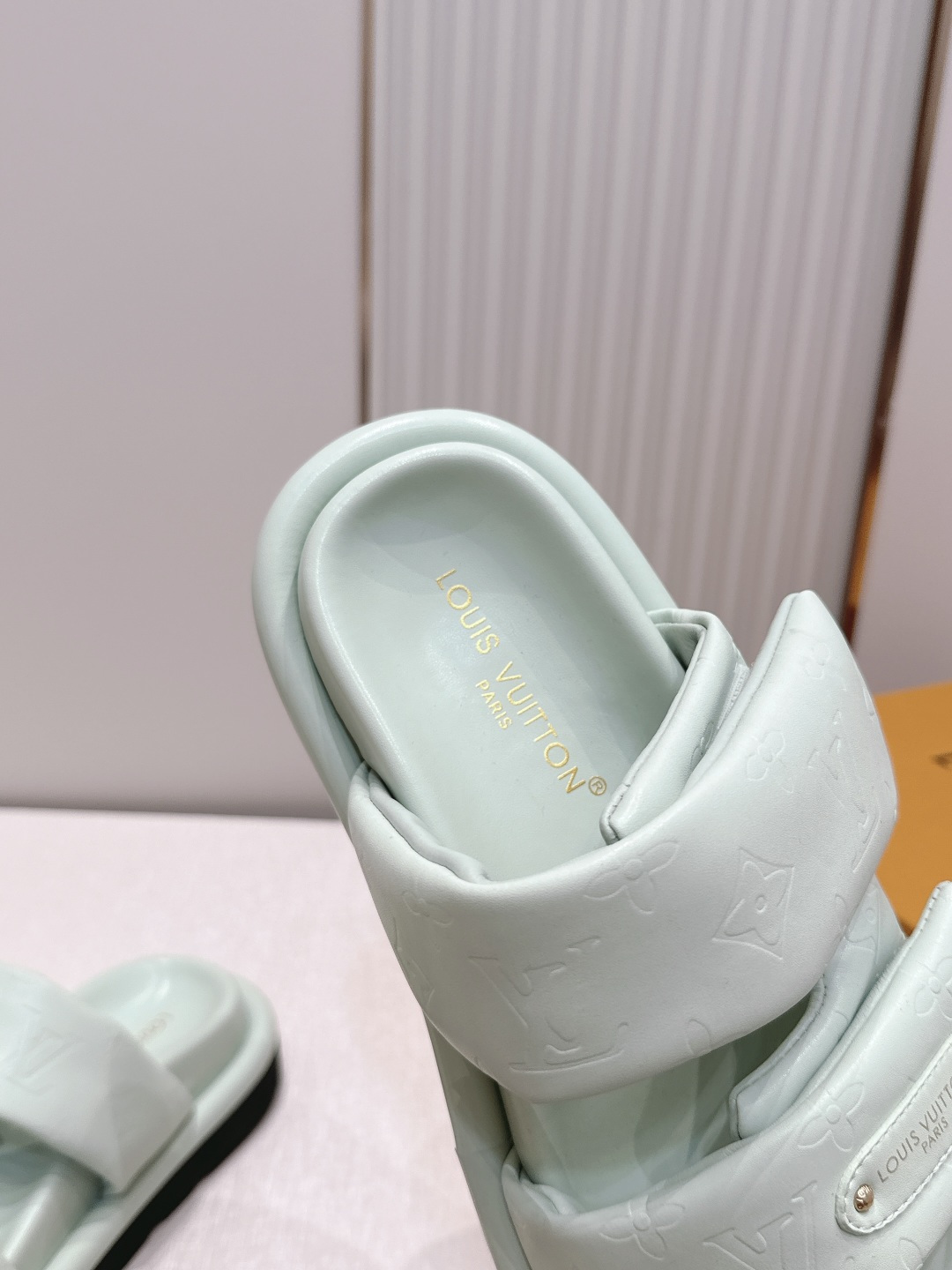 皮面  男加10LV路易威登 情侣款 POOL PILLOW COMFORT 魔术贴 丹宁牛仔布 棋盘格