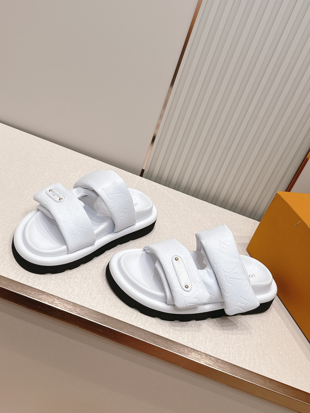皮面  男加10LV路易威登 情侣款 POOL PILLOW COMFORT 魔术贴 丹宁牛仔布 棋盘格