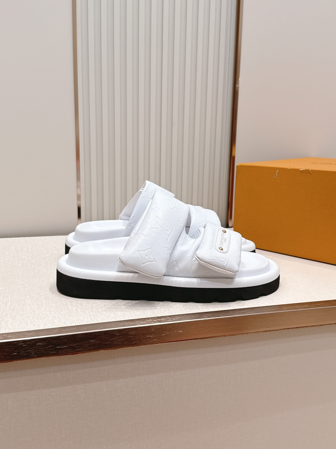 皮面  男加10LV路易威登 情侣款 POOL PILLOW COMFORT 魔术贴 丹宁牛仔布 棋盘格
