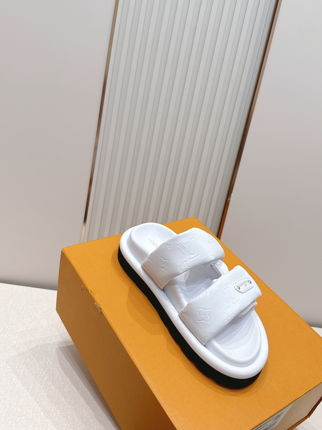 皮面  男加10LV路易威登 情侣款 POOL PILLOW COMFORT 魔术贴 丹宁牛仔布 棋盘格