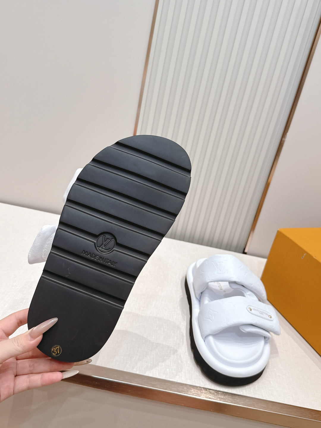 皮面  男加10LV路易威登 情侣款 POOL PILLOW COMFORT 魔术贴 丹宁牛仔布 棋盘格
