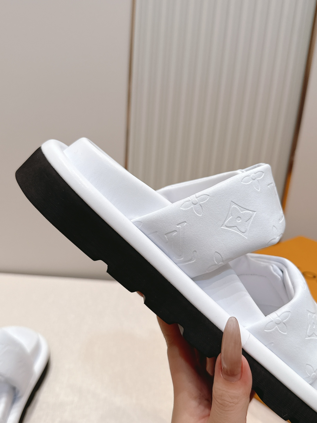 皮面  男加10LV路易威登 情侣款 POOL PILLOW COMFORT 魔术贴 丹宁牛仔布 棋盘格