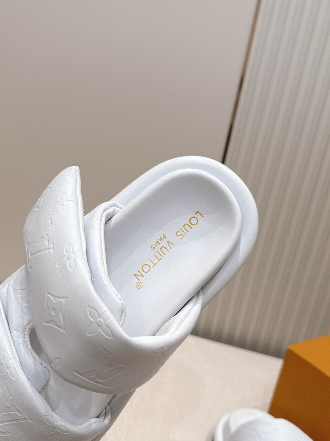 皮面  男加10LV路易威登 情侣款 POOL PILLOW COMFORT 魔术贴 丹宁牛仔布 棋盘格