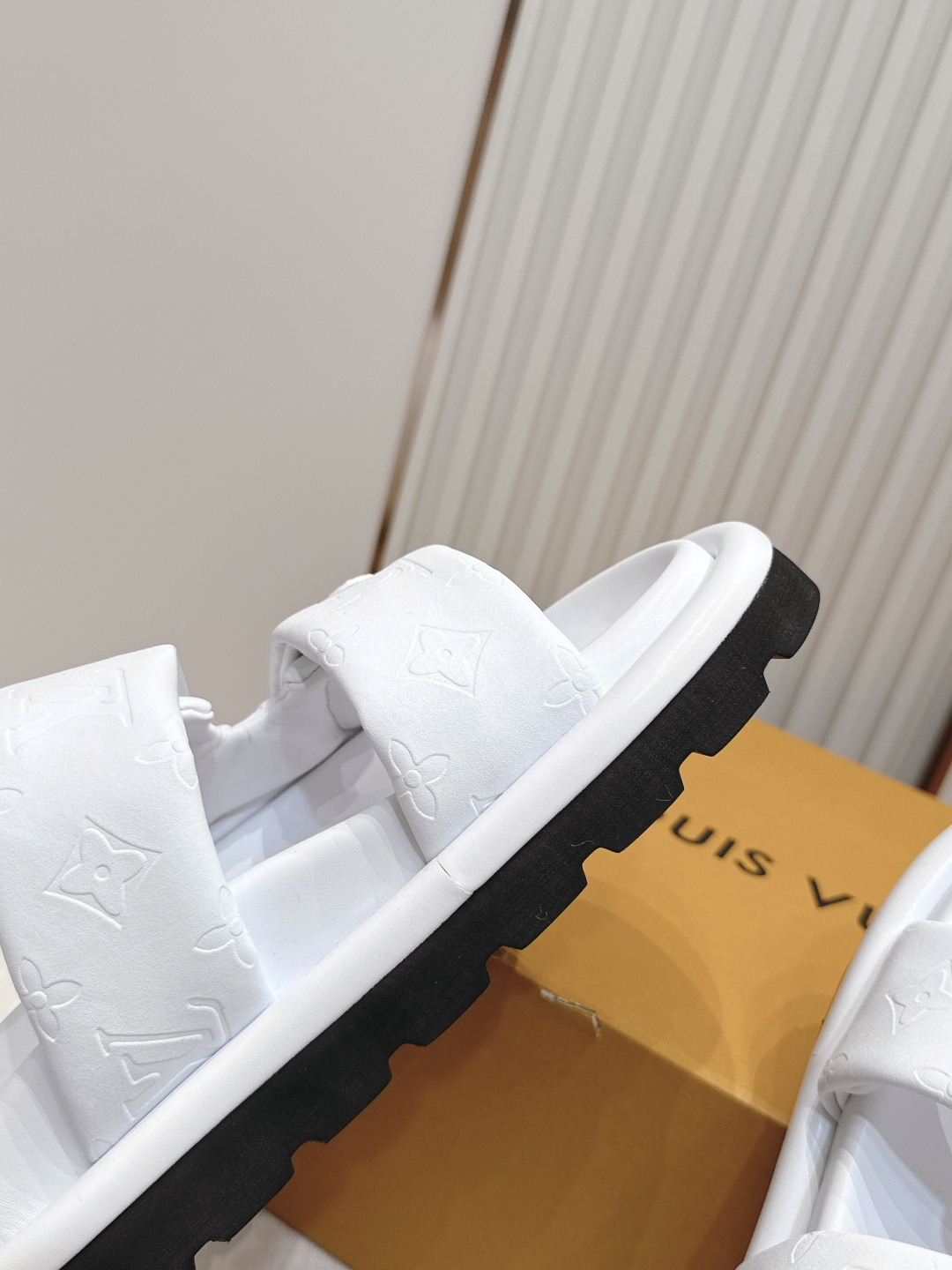 皮面  男加10LV路易威登 情侣款 POOL PILLOW COMFORT 魔术贴 丹宁牛仔布 棋盘格
