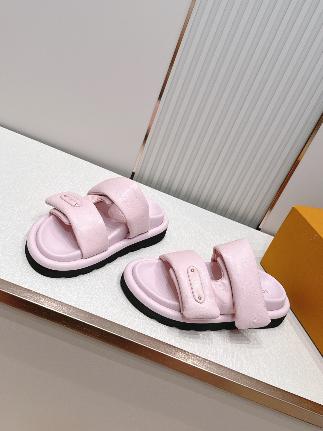 皮面  男加10LV路易威登 情侣款 POOL PILLOW COMFORT 魔术贴 丹宁牛仔布 棋盘格