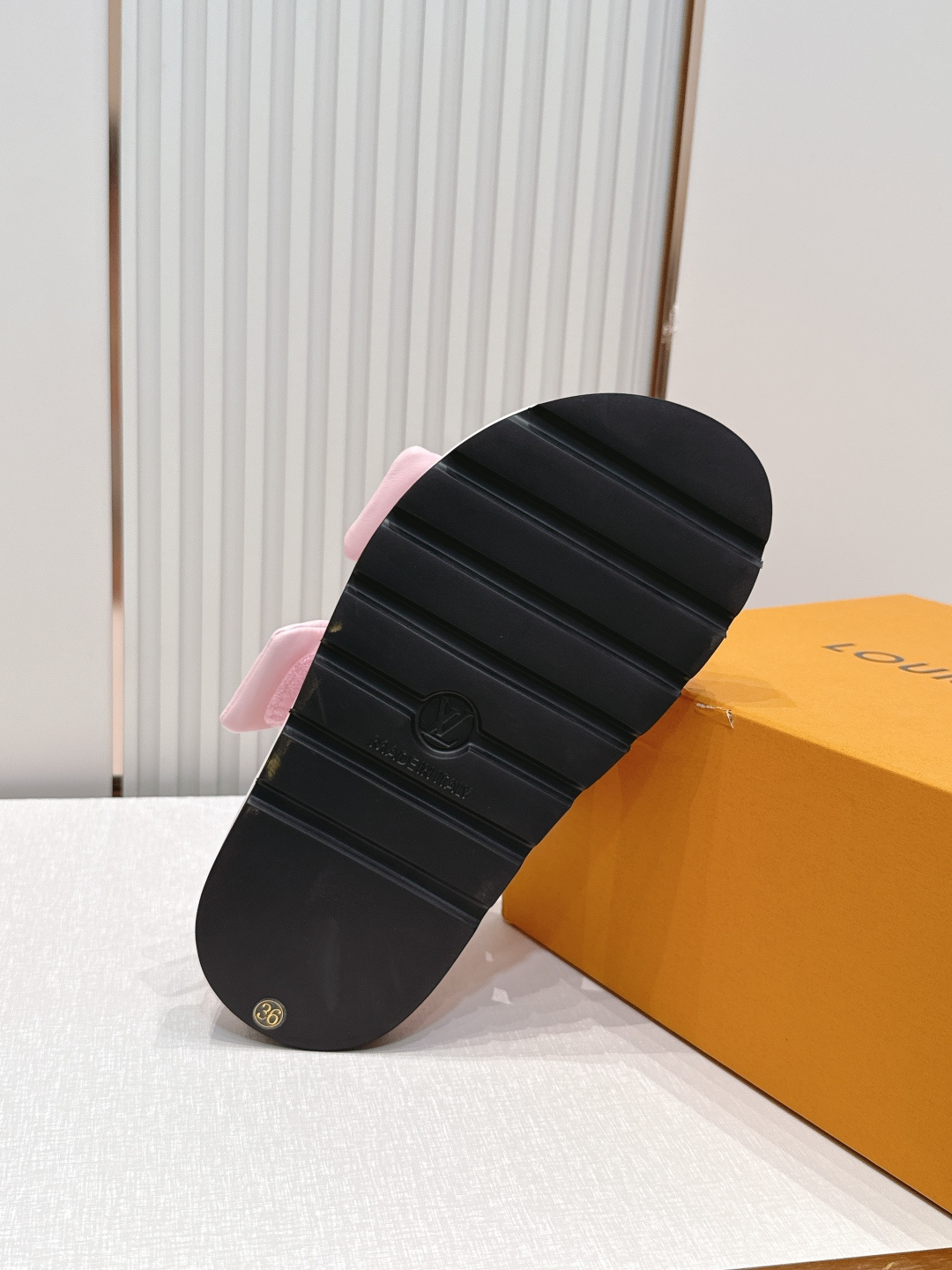 皮面  男加10LV路易威登 情侣款 POOL PILLOW COMFORT 魔术贴 丹宁牛仔布 棋盘格