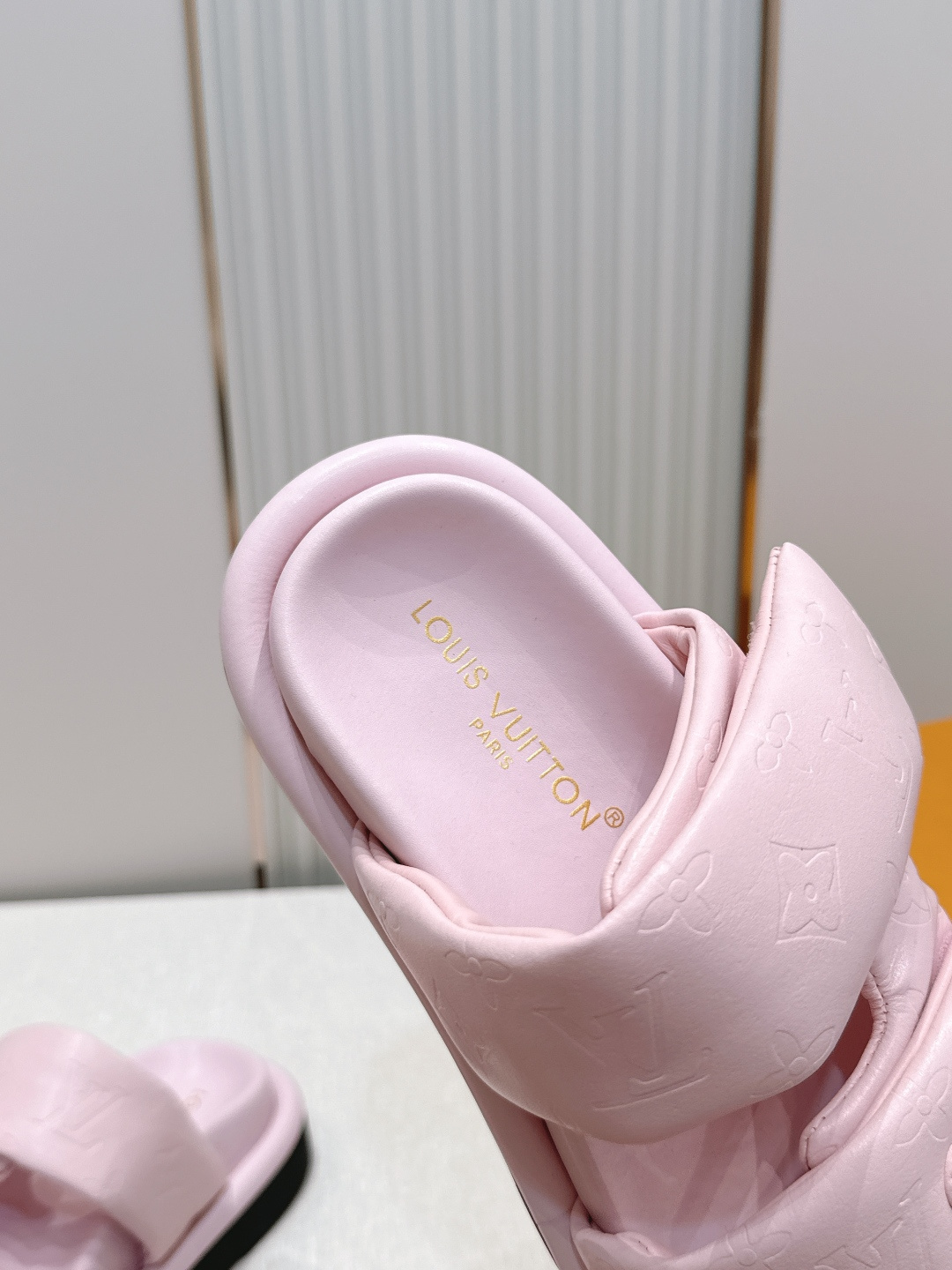 皮面  男加10LV路易威登 情侣款 POOL PILLOW COMFORT 魔术贴 丹宁牛仔布 棋盘格