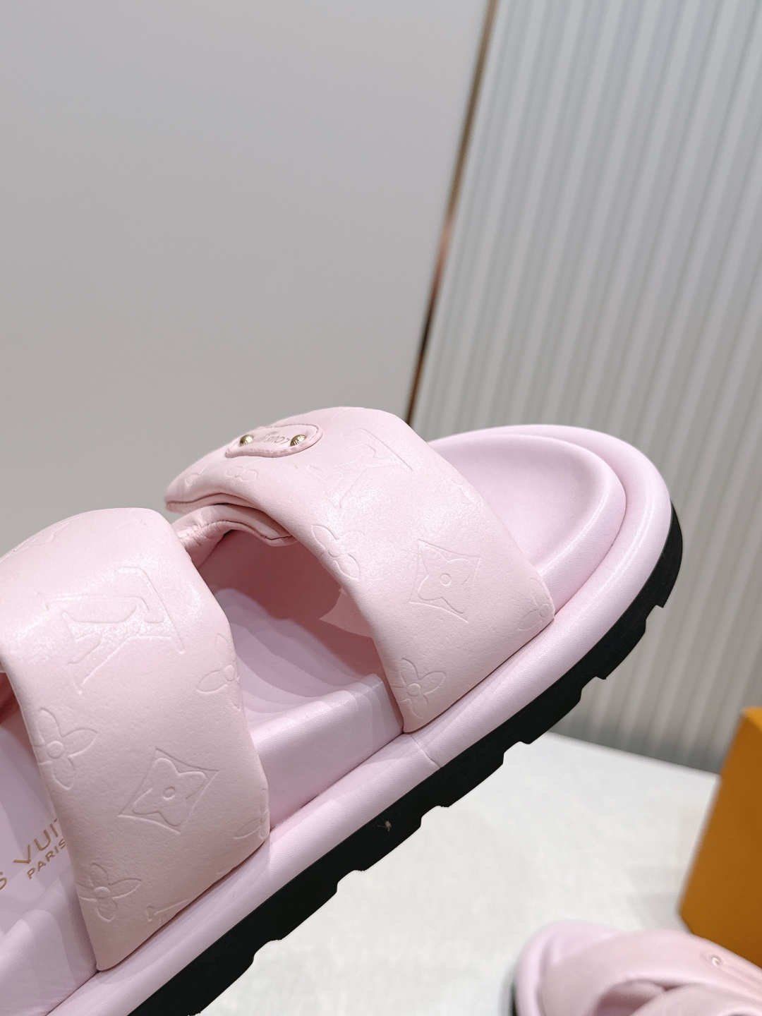 皮面  男加10LV路易威登 情侣款 POOL PILLOW COMFORT 魔术贴 丹宁牛仔布 棋盘格