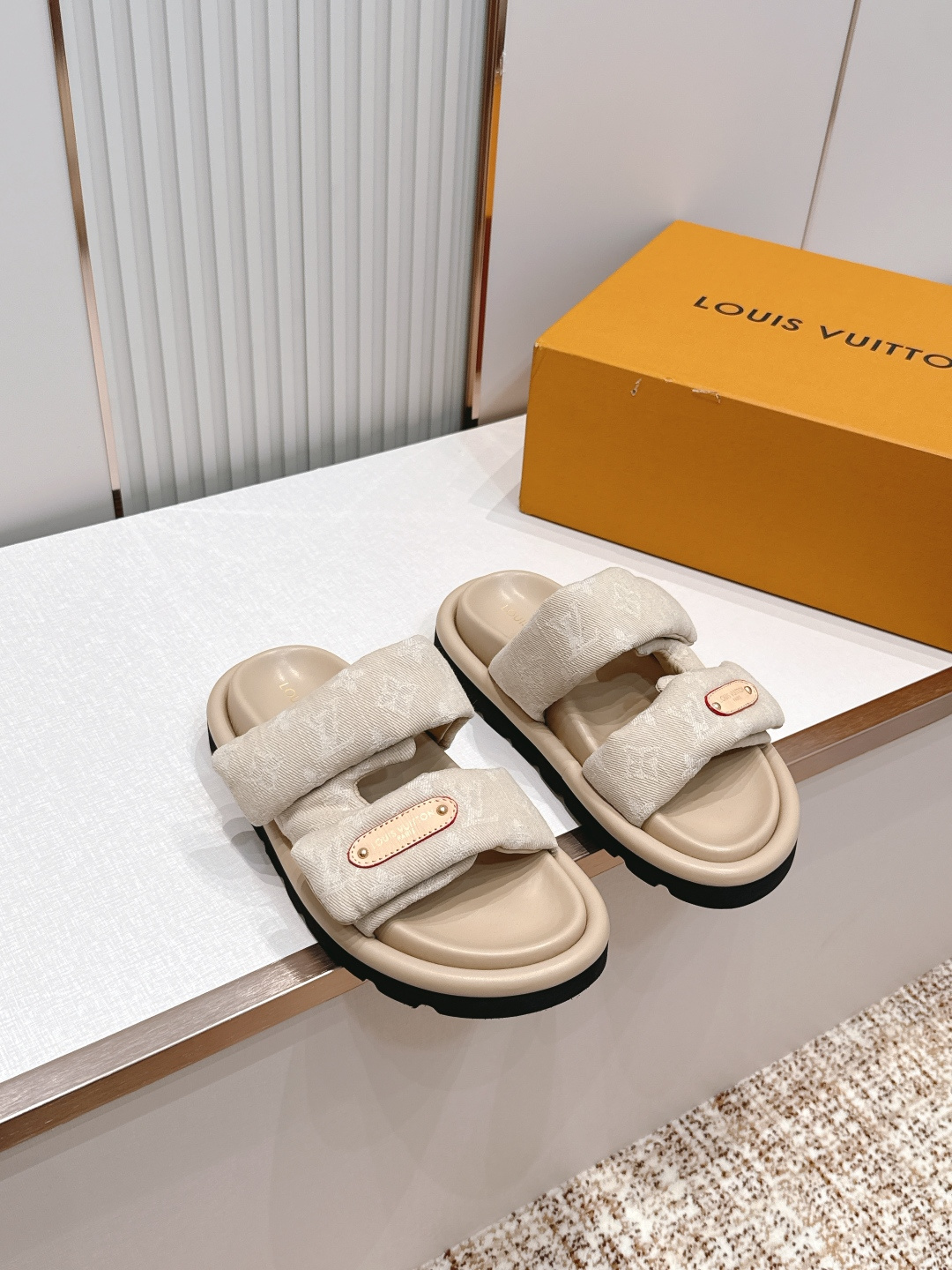 布面  男加10LV路易威登 情侣款 POOL PILLOW COMFORT 魔术贴 丹宁牛仔布 棋盘格