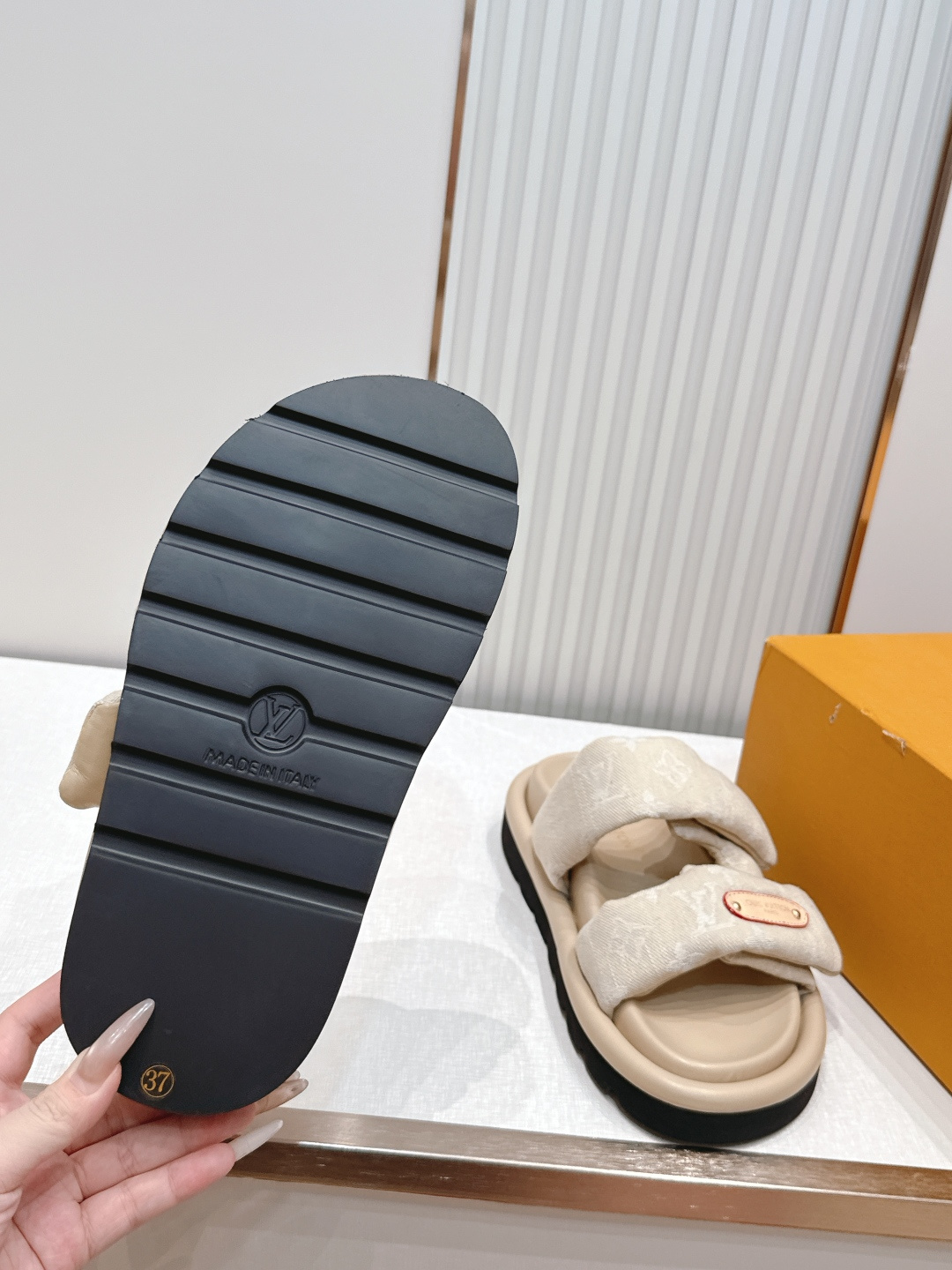 布面  男加10LV路易威登 情侣款 POOL PILLOW COMFORT 魔术贴 丹宁牛仔布 棋盘格