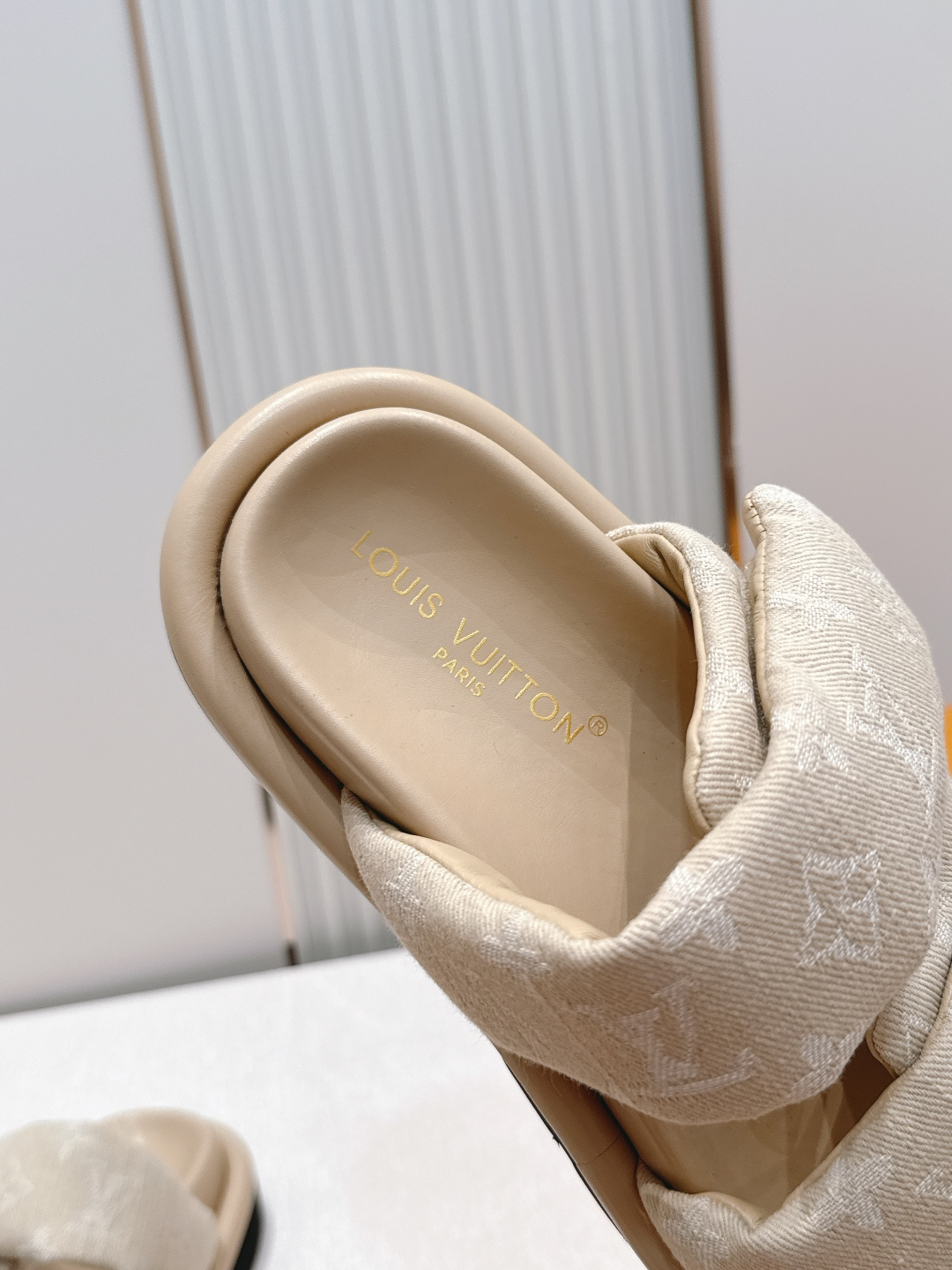 布面  男加10LV路易威登 情侣款 POOL PILLOW COMFORT 魔术贴 丹宁牛仔布 棋盘格