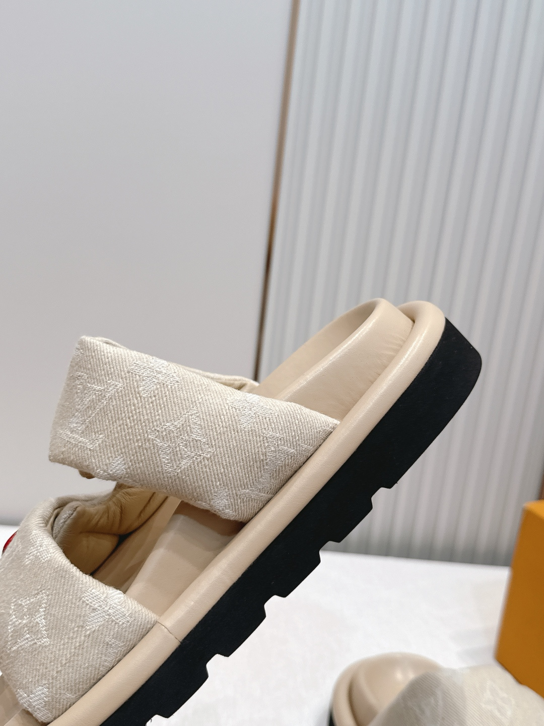布面  男加10LV路易威登 情侣款 POOL PILLOW COMFORT 魔术贴 丹宁牛仔布 棋盘格