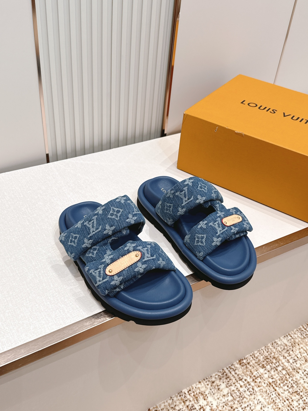 NO:814654,Fabric Women Men Plus 10 LV Louis Vuitton Couple Style POOL PILLOW COMFORT Velcro Denim Denim Checkerboard Embossed Bread Flat Sandals Pool Pillow Comfortable mules are named after the soft padded upper design, newly interpreted cow leather paving Monogram embossed pattern. The front strap is embellished with Louis Vuitton logo leather label. Comfortable and tough insole and light micro outsole enable unrestricted walking. Fabric: Original custom cloth fabric  Original custom-made sheepskin foot pads inside. Original open-molded rubber foam outsole. Sole thickness 4CM. Size: women's 35-40 / men's 39-45, slippers, louis vuitton, louis vuitton, slippers, cowhide, sheepskin19860909布面 女 男加10 LV路易威登 情侣款 POOL PILLOW COMFORT 魔术贴 丹宁牛仔布 棋盘格 浮雕 面包 平底凉拖鞋 Pool Pillow 舒适穆勒鞋得名于柔软填充鞋面设计,新绎牛皮革铺陈 Monogram 压印图案.前带缀饰路易威登标识皮革标签.舒适韧性鞋垫与轻盈微型外底成就无拘步履 面料:原版定制布面料 内里原版定制羊皮垫脚 鞋底原版开模橡胶发泡大底 底厚4CM Size:女款35-40 / 男款39-45,拖鞋,louis vuitton,louis vuitton,slippers,cowhide,sheepskin,Women's Shoes