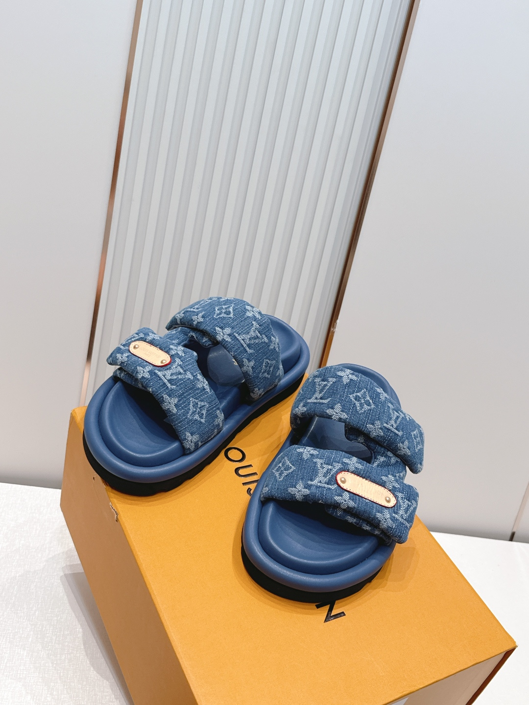布面  男加10LV路易威登 情侣款 POOL PILLOW COMFORT 魔术贴 丹宁牛仔布 棋盘格