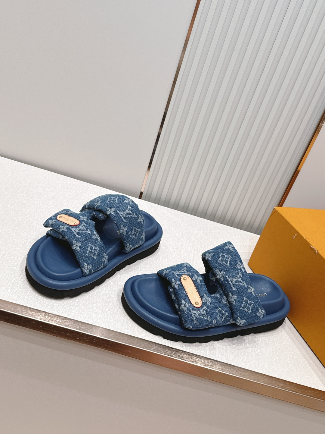 布面  男加10LV路易威登 情侣款 POOL PILLOW COMFORT 魔术贴 丹宁牛仔布 棋盘格