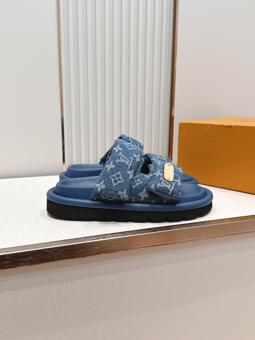 布面  男加10LV路易威登 情侣款 POOL PILLOW COMFORT 魔术贴 丹宁牛仔布 棋盘格